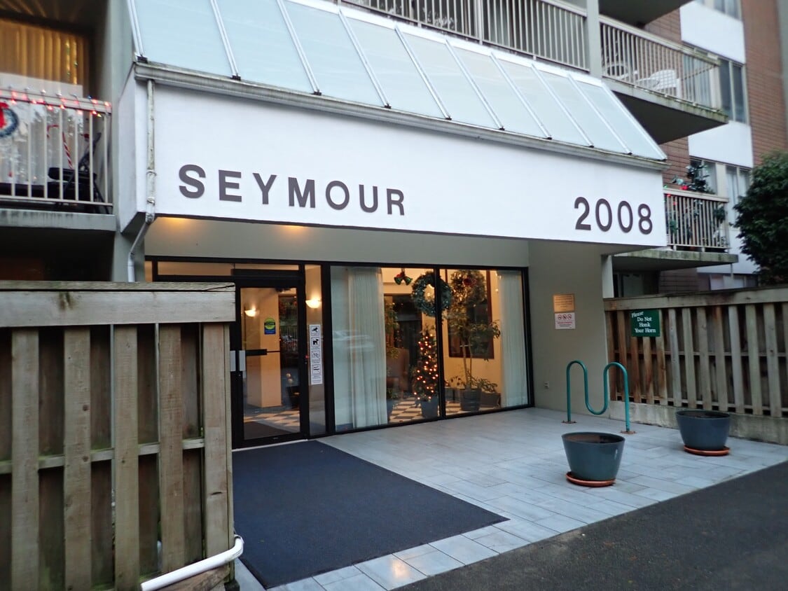 Primary Photo - 2008 Fullerton Ave