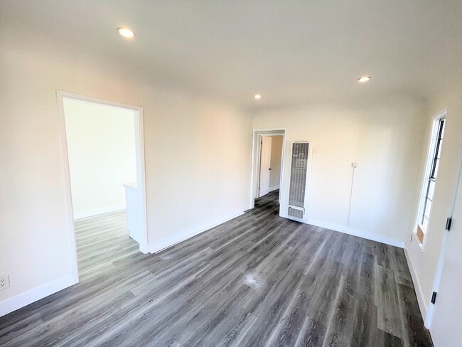 Building Photo - 6219 Crenshaw Blvd