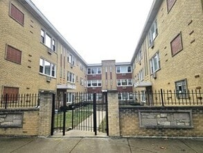 Building Photo - 3201 W Berwyn Ave