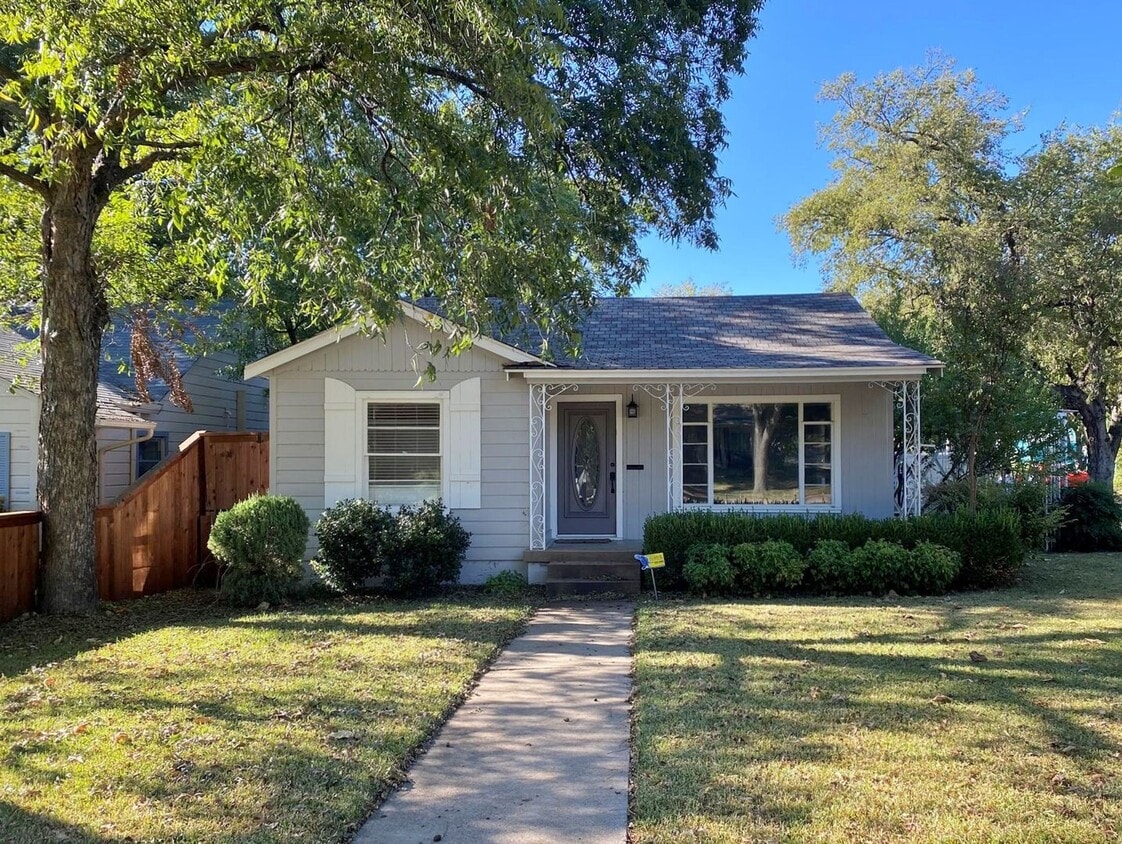 Primary Photo - 3 BED/2BATH BUNGALOW IN ARLINGTON HEIGHTS!