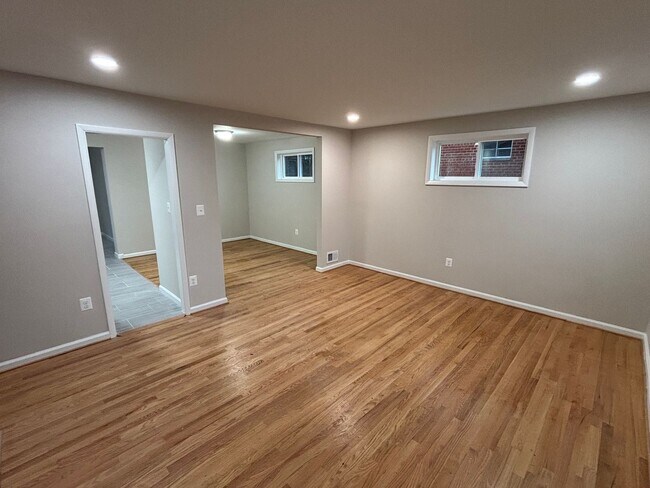 Foto del edificio - 4 Bedroom 3 Full Bathrooms Newly Renovated...