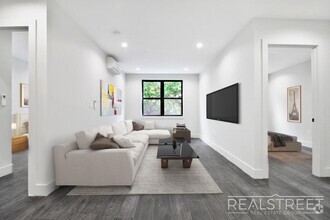 Building Photo - Grand Spacious 2 Bed in Prime Crown Heights