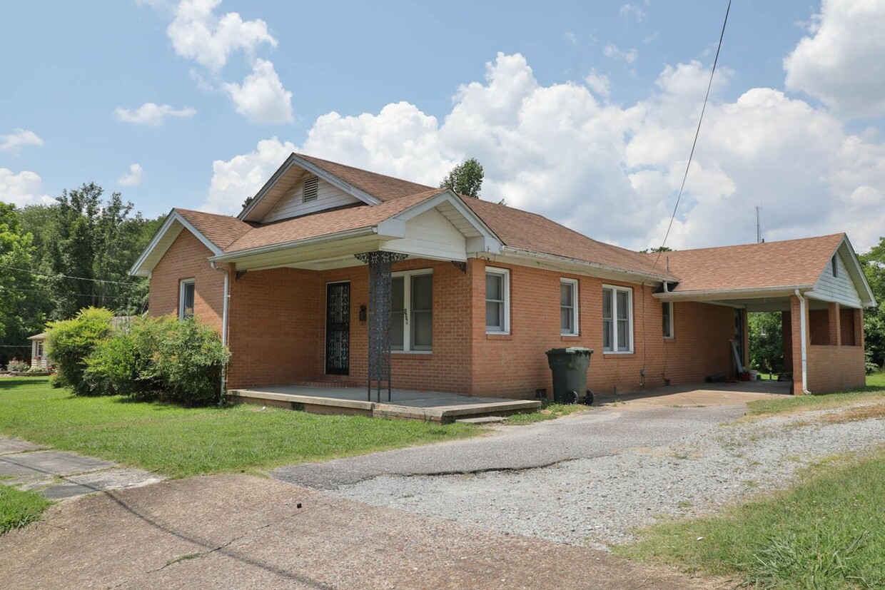 Foto principal - 3 BD, 1 BA Charming Brick Home!