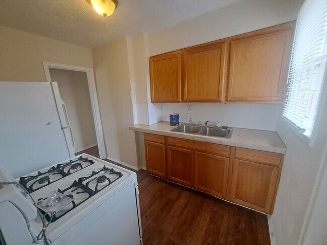Foto del edificio - 3BR/1BA home with screened patio