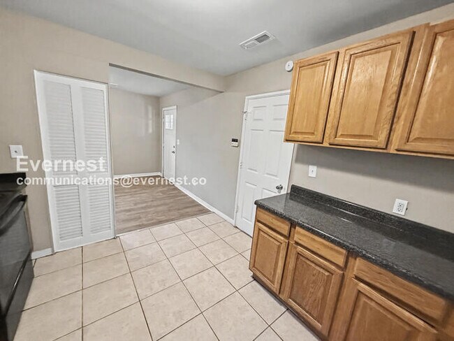 Building Photo - 252 Meadowdale Ave