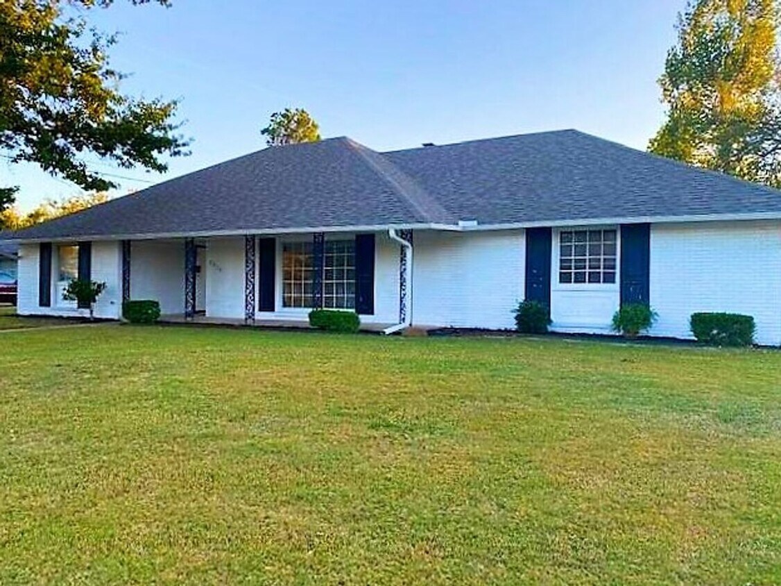 Primary Photo - !!! Move-in special - 1 Full month off the...