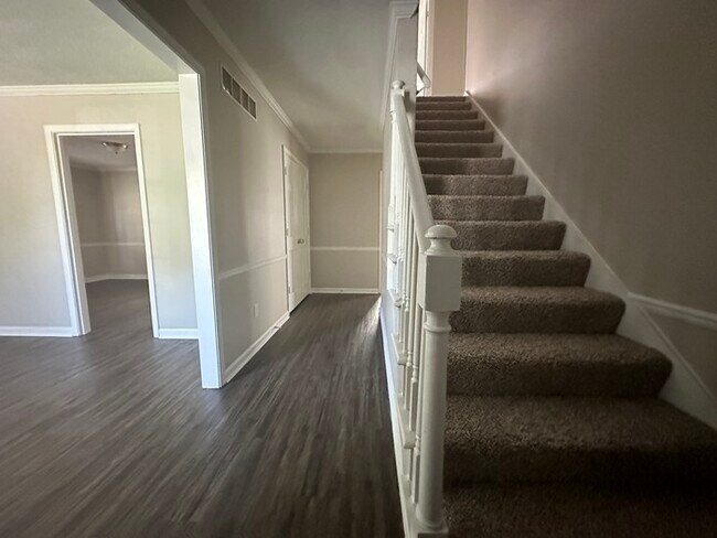 Building Photo - 5377 Fleetway Ave - Available Now!
