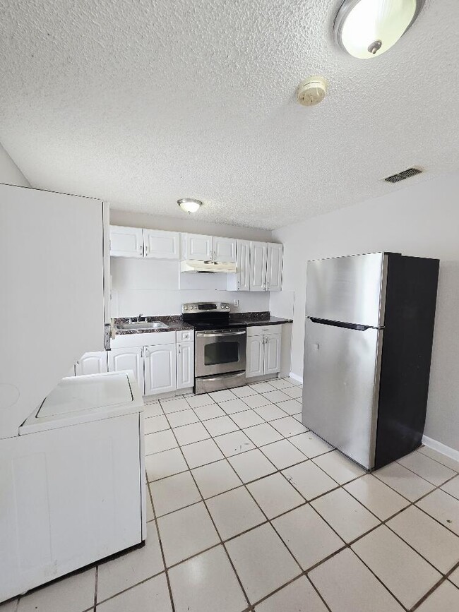 Building Photo - 1710 E Breezy Ln