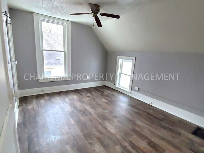 Building Photo - 425 S Prairie Ave