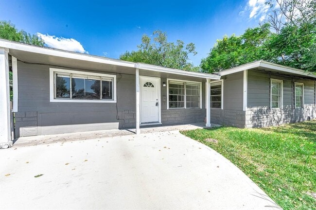 Building Photo - 5711 Lyndhurst Dr