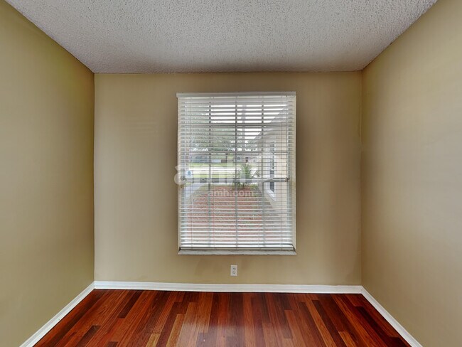 Foto del edificio - 15628 Greater Groves Blvd