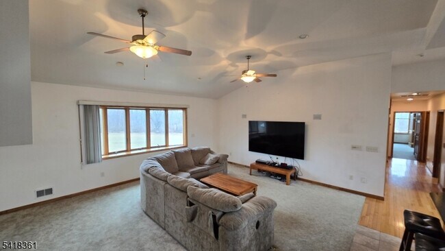 Foto del edificio - 120 Camp Wasigan Rd