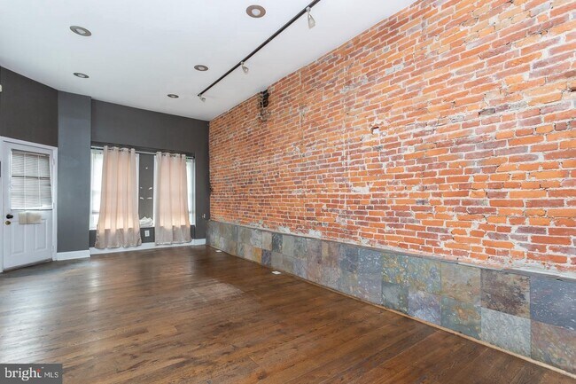 Building Photo - 149 E Miner St