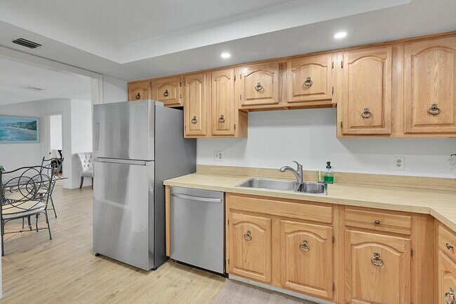 Building Photo - 7835 Lakeside Blvd