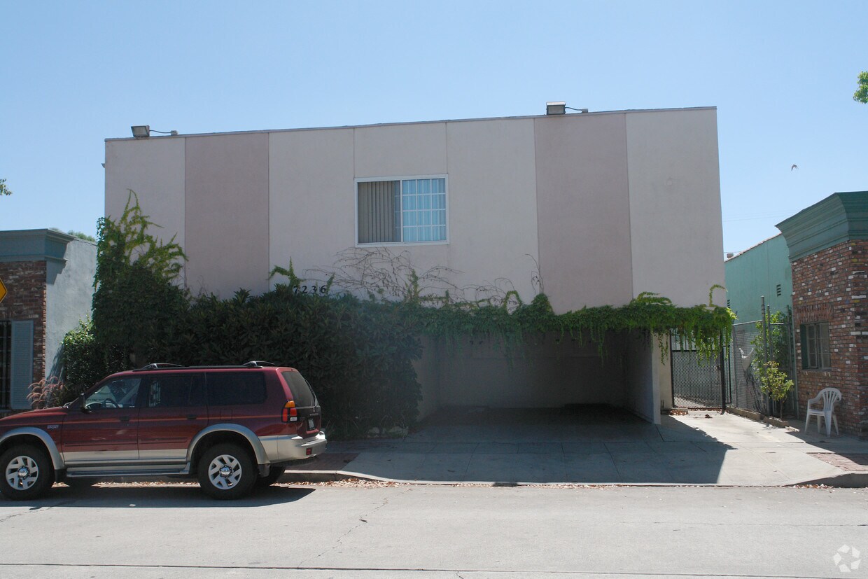 Foto del edificio - 7236 Remmet Ave