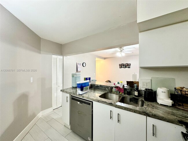 Building Photo - 9427 Fontainebleau Blvd