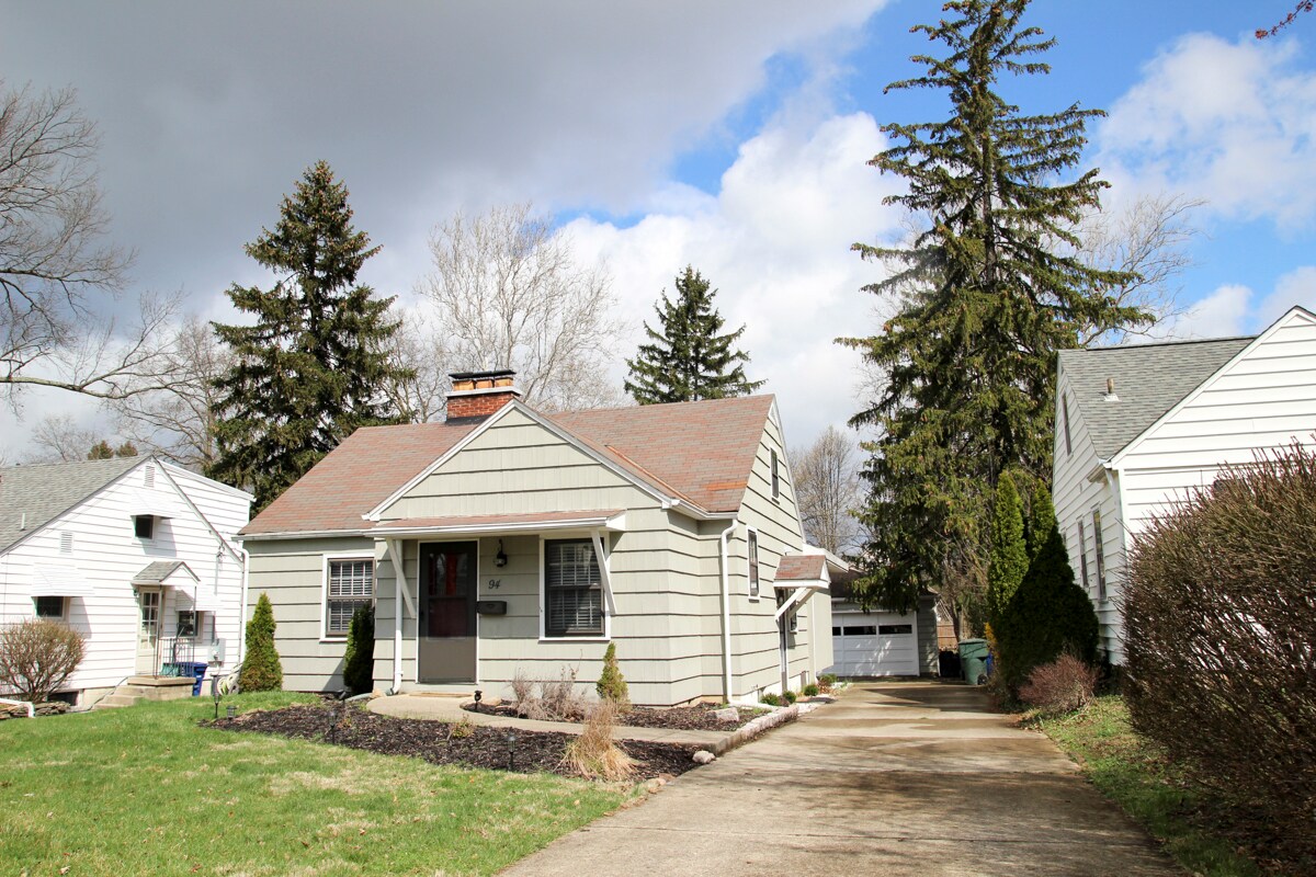 Clintonville -Delightful CapeCod 3BR 3BA 3 CAR - 94 E Kanawha Ave