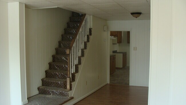 Building Photo - Large 5 Bedroom Home In West End Of York