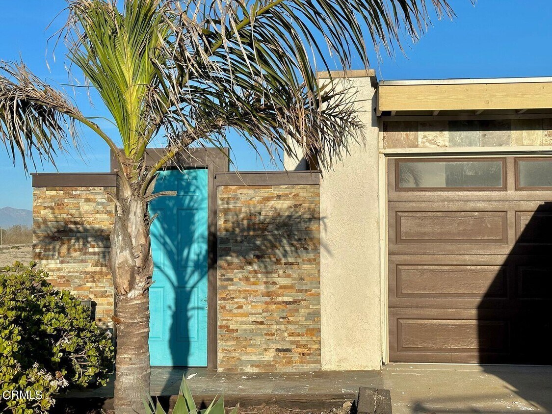 Primary Photo - 900 Catamaran St