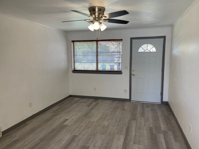 Foto del edificio - 3 bedroom, 1 bath with a 1 car garage home...
