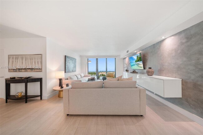 Foto del edificio - 1111 Crandon Blvd