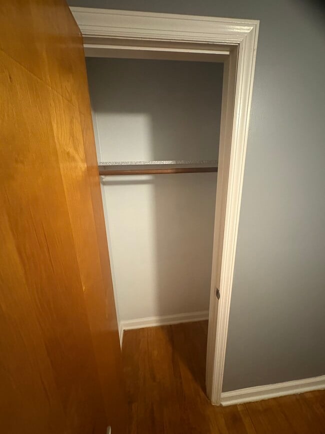 Building Photo - 648 E 6th St