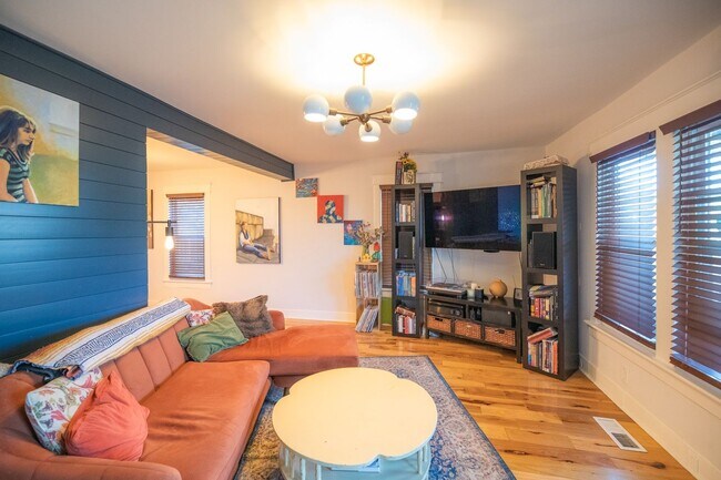 Building Photo - 2 bedroom 2 bath Madison cottage