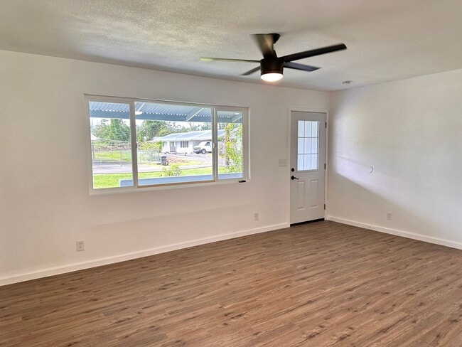 Building Photo - Spacious 2-bedroom Home