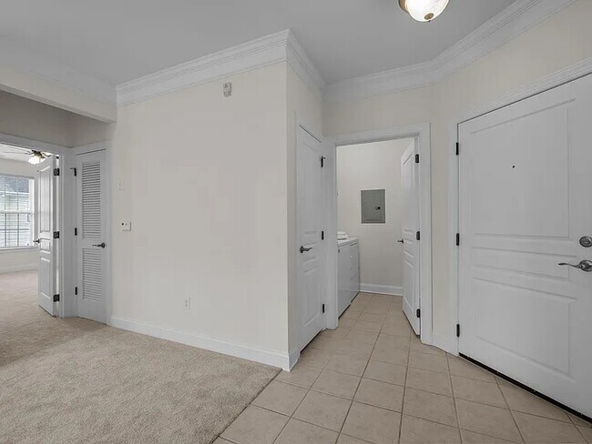 Cuarto de lavandería y puerta de entrada principal - 1331 Arborgate Cir