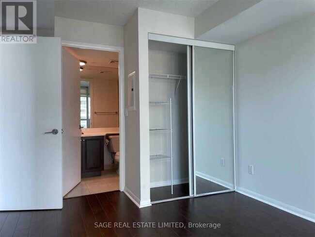 Photo du bâtiment - 215 Fort York Blvd