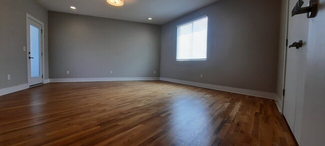 Building Photo - 490 W Trinity Ln