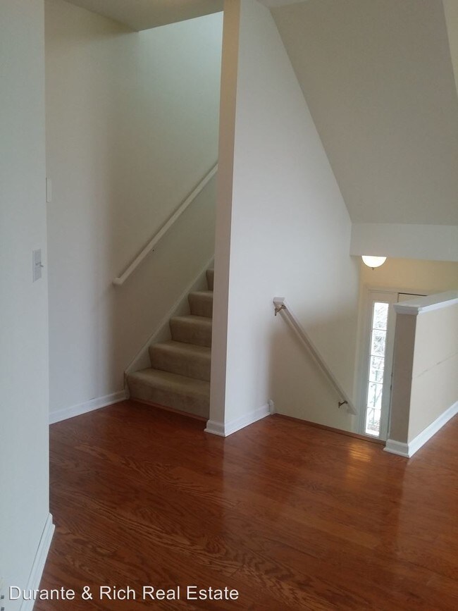 Building Photo - 2 br, 2.5 bath House - 2411 Courtyard Cir #6