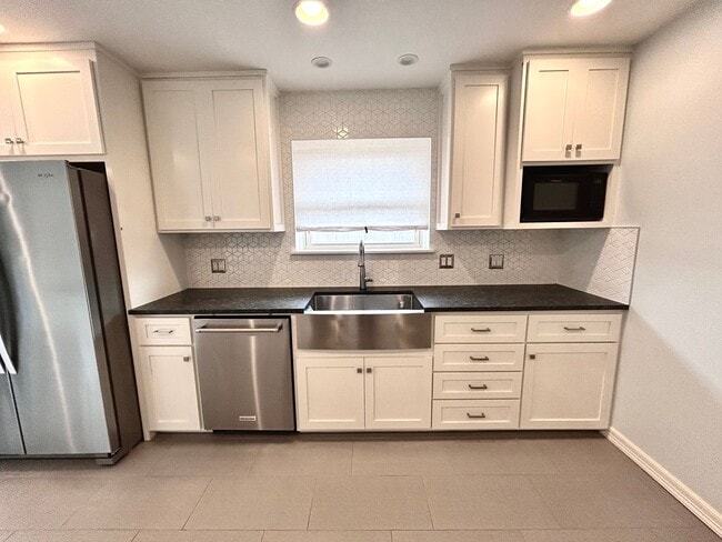 Building Photo - Renovated 3 Bedroom Home near all things B...