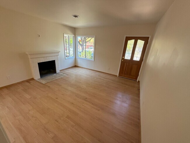 Foto del edificio - Completely Remodeled-Turnkey 3 Bedroom , 2 Bath Home with Garage