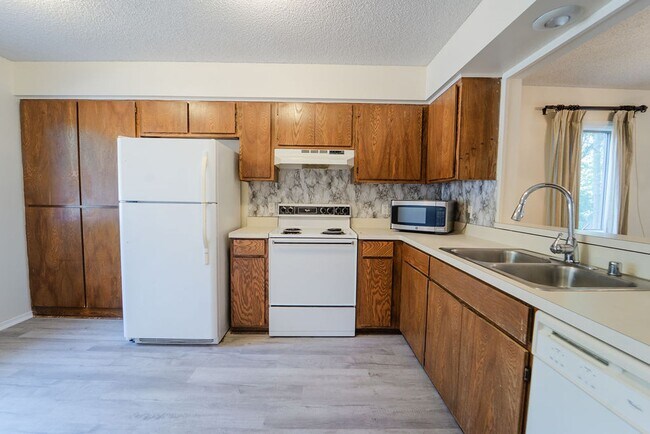 Foto del edificio - This darling 2 bedroom, 1.5 bath townhome is perfect for low maintenance, one level living! With ...