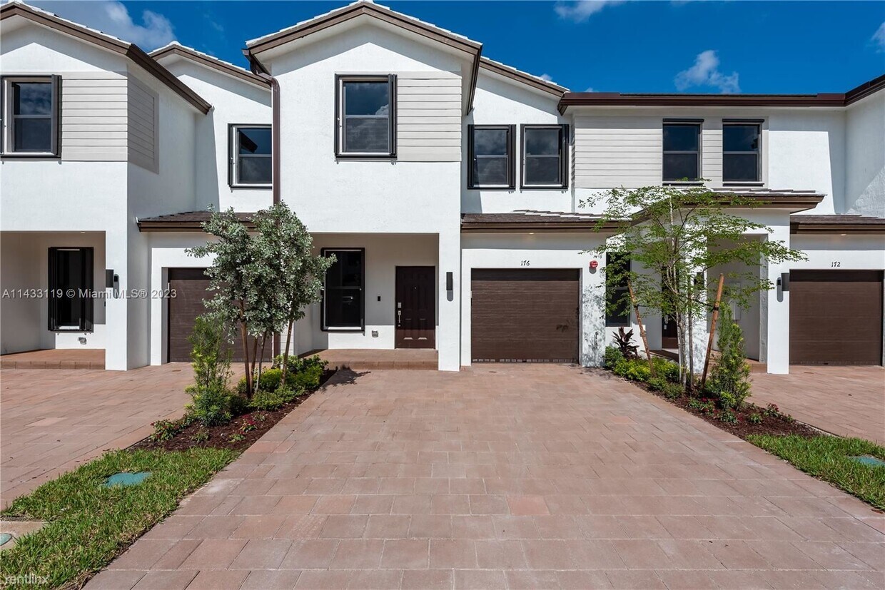 Primary Photo - 3 br, 2.5 bath House - 176 SW 185th Way