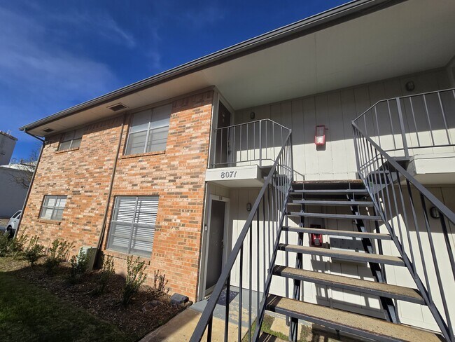 Foto del edificio - 8071 Meadow Park Dr