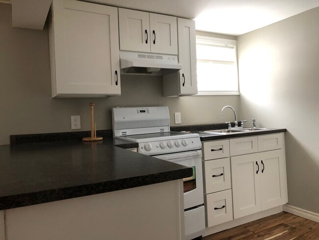 Cuisine (9 x 9 pi) - 449 College St