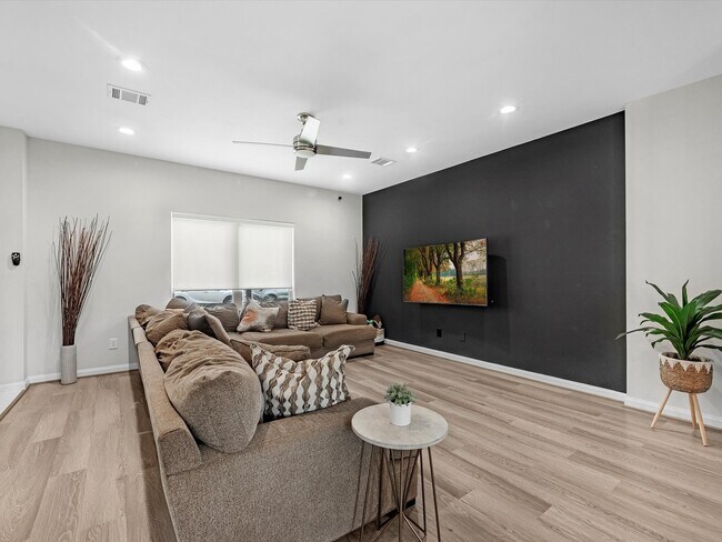 Foto del edificio - 8407 James Franklin St