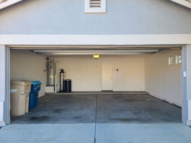 Foto del edificio - 5 Bedroom, 3 Bath Home in Secluded Neighbo...