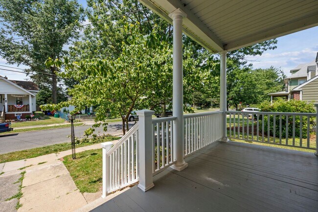 Building Photo - 4 Bed 2 Bath Home - 2 blocks from Newton L...
