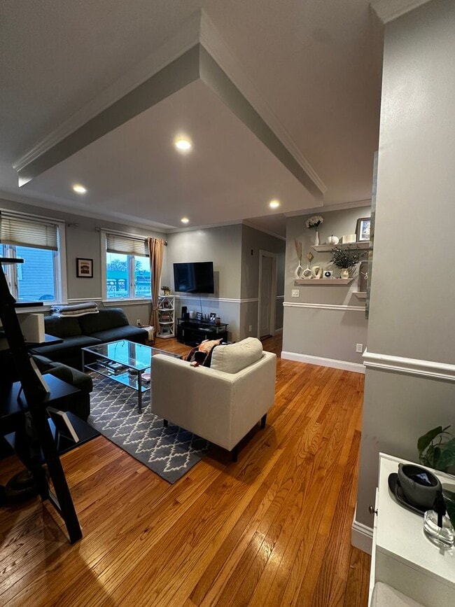 Spacious 3 Bed | 2 Bath in Prime Somerville Location with 2 parking! - Spacious 3 Bed | 2 Bath in Prime Somerville Location with 2 parking! House