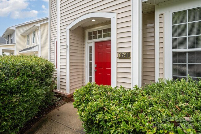 Foto del edificio - 6721 Charter Hills Rd