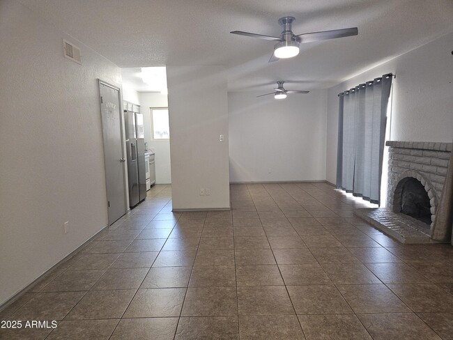 Foto del edificio - 1622 W Village Way
