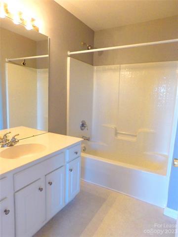 Building Photo - 14914 Ballantyne Village Way