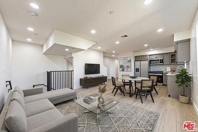 Building Photo - 5434 Romaine St