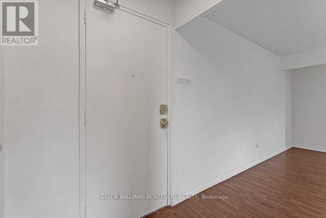 Photo du bâtiment - 921 Midland Ave