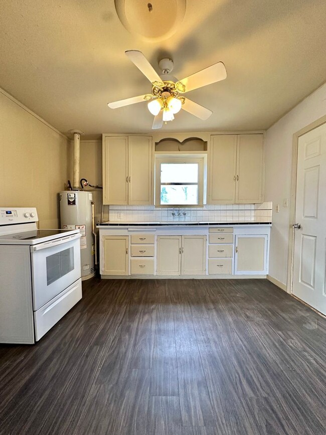 Foto del edificio - COMING FEBRUARY 2026 - Centrally Located 2-Bedroom Home!