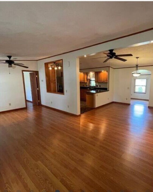 Foto del edificio - *** COMING SOON 9/7/2025*** Beautiful 4/2,...