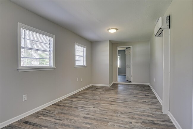 Building Photo - 2541 Rhodes Dr